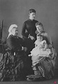 La Reina Victoria con su hija Beatriz, su nieta Victoria y su bisnieta ...