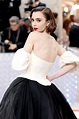 Lily Collins luce un hermoso vestido blanco y negro Vera Wang en la MET ...