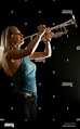 Mujer músico tocando la trompeta SI bemol - Genérico Fotografía de ...