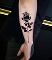 Perfectos tatuajes de rosas para hombres a 3 estilos
