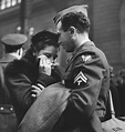 19 Fotografías de cómo era el amor en tiempos de guerra