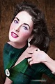 Elizabeth Taylor in 1957 | Elizabeth taylor jewelry, Elizabeth taylor ...