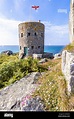 La bandera de Guernsey volando sobre la laguna de la torre no 5 L ...