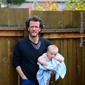 Author photo Yann Martel (with one child) | Fondation Lire pour réussir