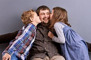 Glückliche Kinder, Die Ihren Glücklichen Vater Küssen Stockbild - Bild ...