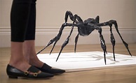 As icônicas esculturas de aranhas de Louise Bourgeois têm uma história ...