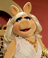 10 Unforgettable Beauty Lessons We Learned From Miss Piggy | StyleCaster