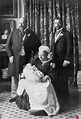 La Reina Victoria con su hijo Eduardo VII, su nieto Jorge V y su bisnieto el Duque de Windsor en ...