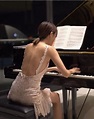 鋼琴女神炫琴技「真空上陣」 性感線條出現驚人變化 | 娛樂 | NOWnews今日新聞