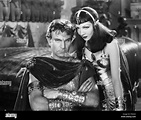 Película: Cleopatra, 1934. /NClaudette Colbert como Cleopatra y Henry ...