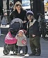Game Of Thrones star Peter Dinklage holds his little princess daughter ...
