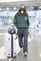 組圖：劉雯身穿綠色衛衣現身機場 見鏡頭露燦笑氣場十足 - 新浪香港