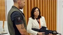 Isabella Rauti and the photo with the machine gun: the Undersecretary ...