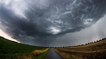 Unwetterfront zieht über Deutschland - Starkregen, Hagel, Sturm | wetter.de