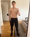 Elliot Page comparte una foto sin camisa para celebrar su transición a ...