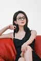 組圖：趙麗穎最新時尚大片釋出 戴眼鏡酷拽高冷禦姐範十足 - 新浪香港
