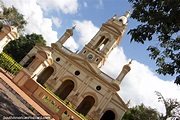 A igreja impressionante na cidade de Itaugua, arcos e torre. Foto de ...