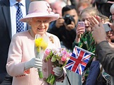 Queen Elizabeth II continues Diamond Jubilee tour in Manchester - CBS News