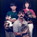 The Ultimate Collection of 21 Hilariously Awkward Family Pet Photos