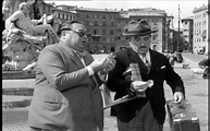 Aldo Fabrizi e Peppino De Filippo in Piazza Navona, nel film “I due ...