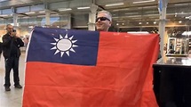 中國小粉紅不敢拍！英國鋼琴家直播秀「青天白日滿地紅」國旗：支持台灣