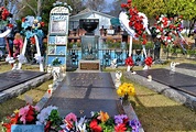 Elvis Presley’s Grave at Graceland in Memphis, Tennessee - Encircle Photos