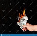 Dinero para quemar foto de archivo. Imagen de efectivo - 218941010