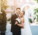 Recién casados felices abrazándose | Descargar Fotos gratis