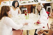Cuatro amigos alrededor de una mesa — en interiores, Boca abierta ...