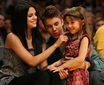 Justin Bieber e Selena Gomez trocam beijos em jogo de basquete