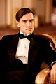 Ed Stoppard es Sir Hallam Holland: Fotos - FormulaTV