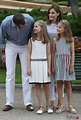 Los Reyes Felipe VI y Letizia se divierten con sus hijas en el posado ...