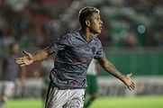 Matheus Martins marca três gols em sua estreia como titular: "Muito feliz"