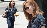 Amy Adams goes completely make-up free as she stops off for a healthy ...