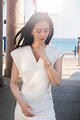劉詩詩v領裙展現迷人魅力 陽光下凸顯溫柔氣質 - 新浪香港