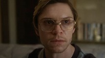 See Evan Peters as Cannibal Jeffrey Dahmer in Troubling Netflix Trailer ...