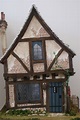 Façade de la Crooked house - Photo de The crooked house et Peau d'âne ...