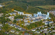 Siegen von oben - Hochhaus- Gebäude der Universität Universität Siegen ...