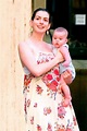 Anne Hathaway With First Child | Anne hathaway, Anne hathaway pregnant ...