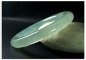 作品名稱：圓骨玻璃種玉鐲 作品編號：B36 四方風采珠寶藝術官方網站 http://www.jademaster.com.tw