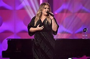 See the Kelly Clarkson Live Performance from The Voice Stage