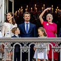 Federico de Dinamarca saludando por su 50 cumpleaños con Mary de ...