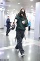 組圖：劉雯身穿綠色衛衣現身機場 見鏡頭露燦笑氣場十足 - 新浪香港
