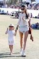 Alessandra Ambrosio con su hija - Los looks más míticos de Coachella ...