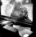Édouard Boubat :: Paris, Hiver, 1948 [Un enfant devant une vitrine ...