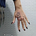 Tatuagem de rosa nas mãos: significado e 25 inspirações incríveis