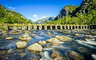 Rogaland, Norwegen, auf den Fluss Steinbrücke, Felsen, Berge, Bäume ...