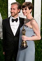 Anne Hathaway took photos with her husband at the Vanity Fair Oscar ...