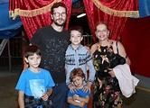 Daniel de Oliveira vai com os filhos e a mãe a circo no Rio - Quem ...