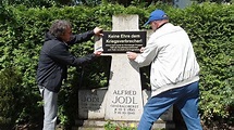 Chiemsee: Petition gegen Jodl-Grab von Aktionskünstler Kastner | Bayern